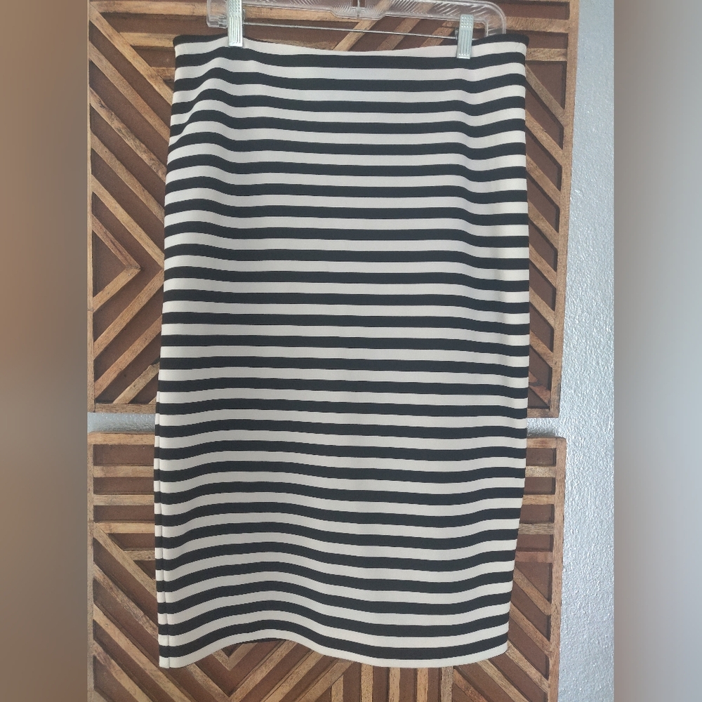 EXPRESS BLACK & WHITE SKIRT SIZE 12 Spandex